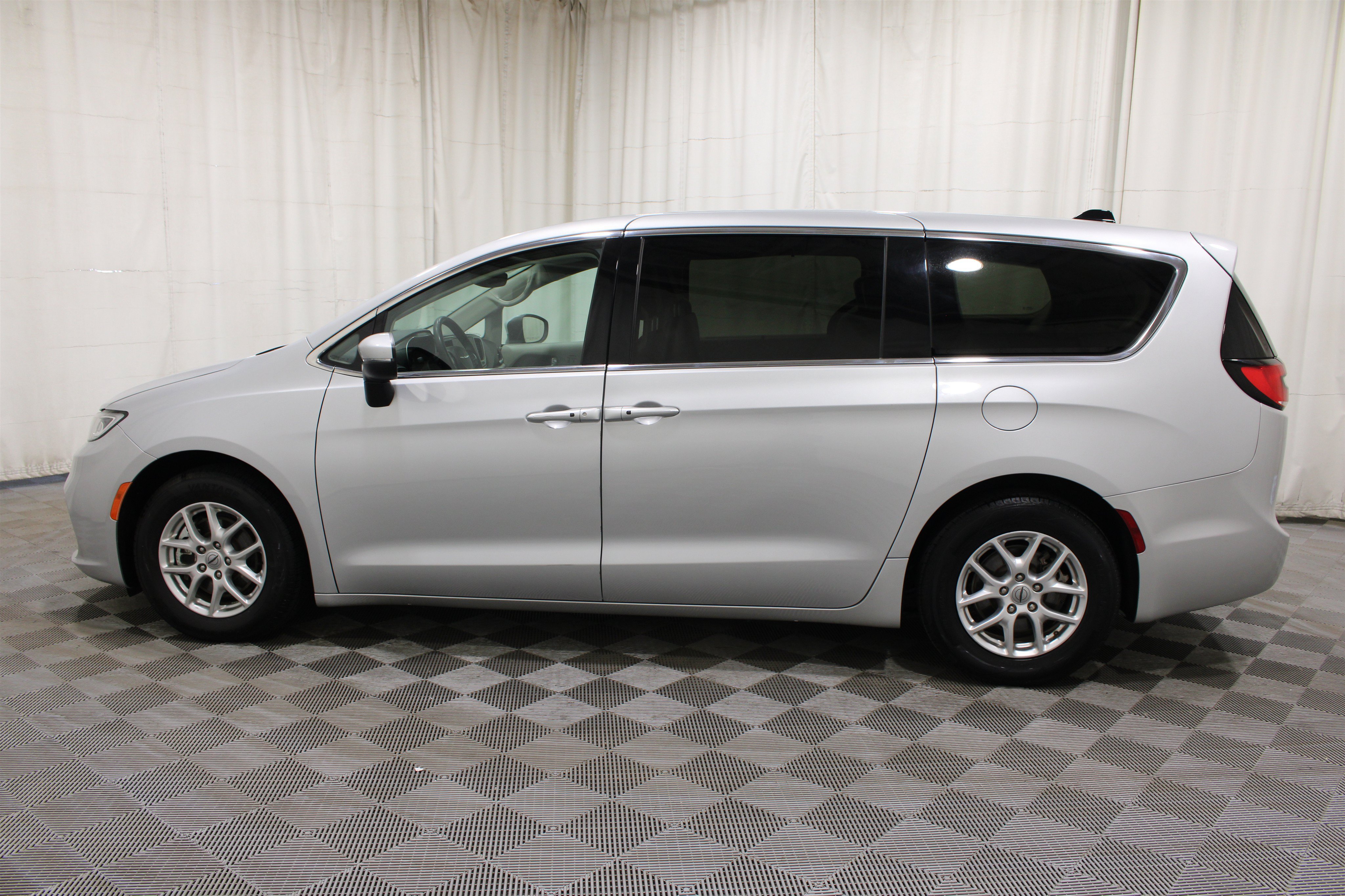 Used 2023 Chrysler Pacifica Touring-L FWD image 34