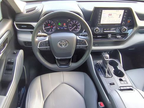 Used 2020 Toyota Highlander XLE FWD image 12