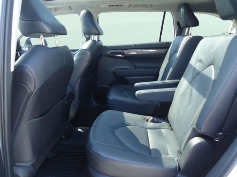 Used 2020 Toyota Highlander Platinum image 32