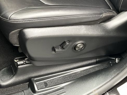 Used 2025 Chrysler Pacifica Select image 9