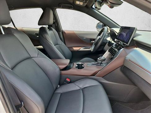 Used 2024 Toyota Venza XLE AWD/4WD image 21