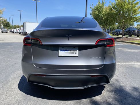Used 2024 Tesla Model Y Long Range AWD/4WD image 8