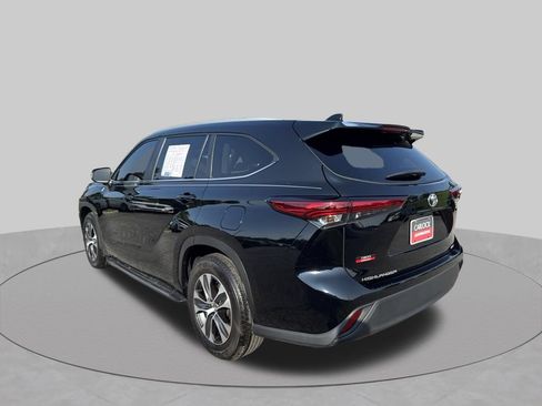 Used 2023 Toyota Highlander XLE FWD image 6