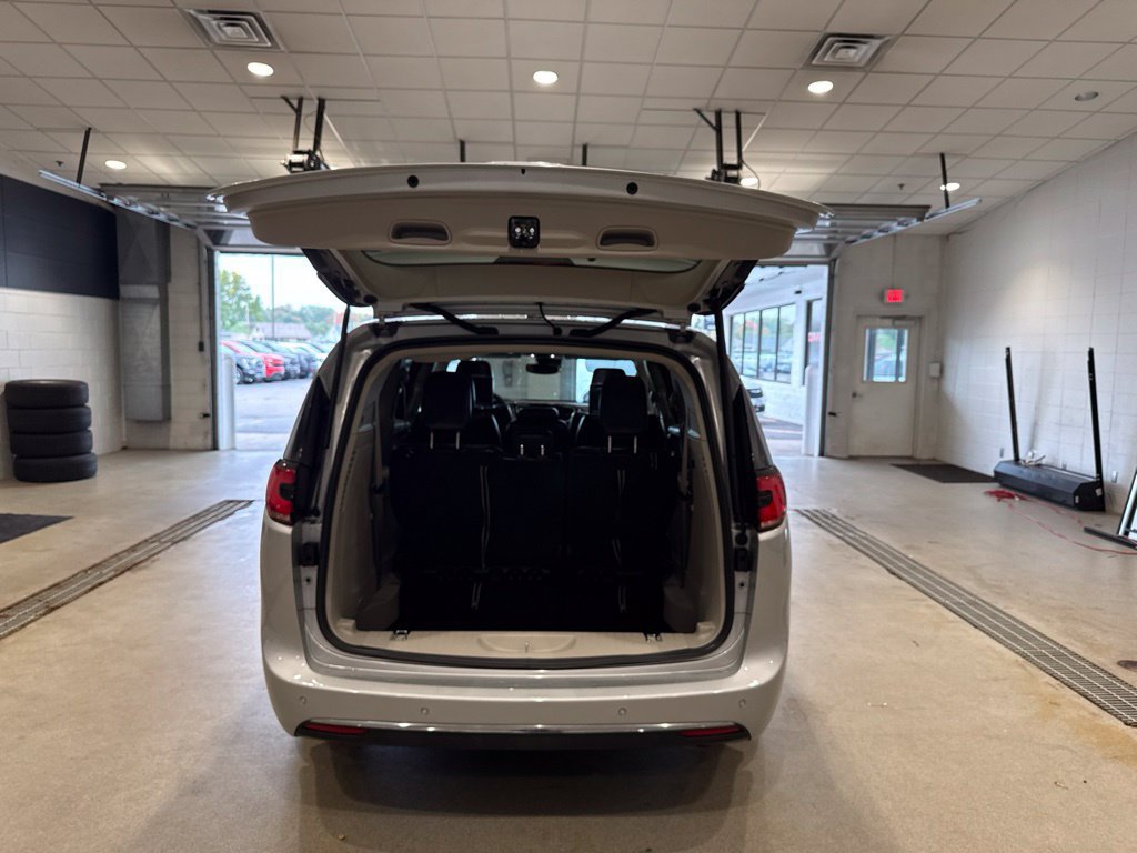 Used 2024 Chrysler Pacifica Touring-L w/ Uconnect Theater Family Group FWD image 18