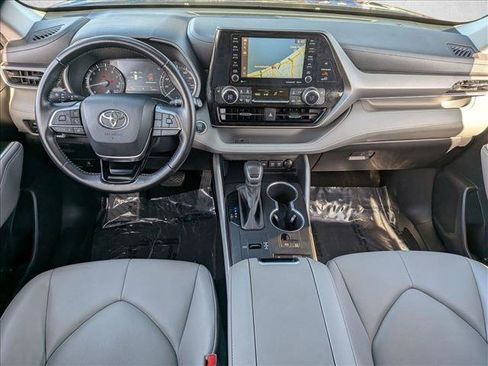 Used 2020 Toyota Highlander XLE FWD image 15