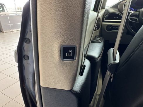 Used 2018 Chrysler Pacifica Touring-L FWD image 42