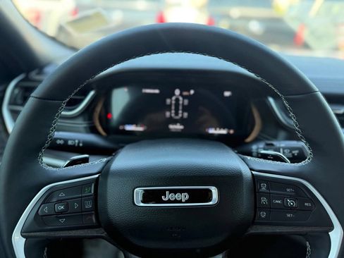 Used 2024 Jeep Grand Cherokee L Limited w/ Black Appearance Package AWD/4WD image 19