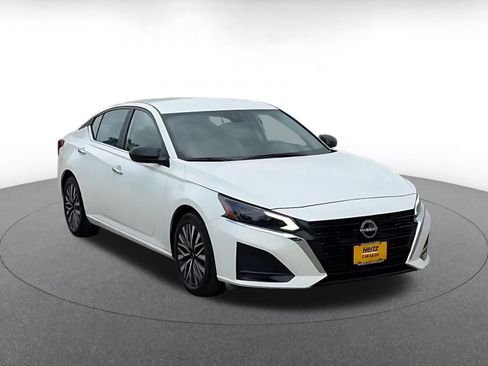 Used 2025 Nissan Altima 2.5 SV FWD image 3