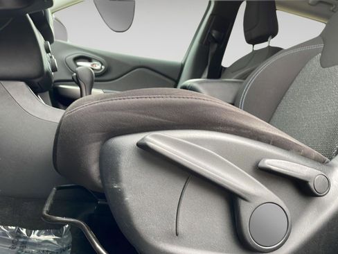 Used 2020 Jeep Cherokee Latitude image 20