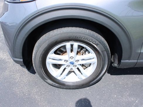 Used 2024 Ford Explorer XLT AWD/4WD image 5