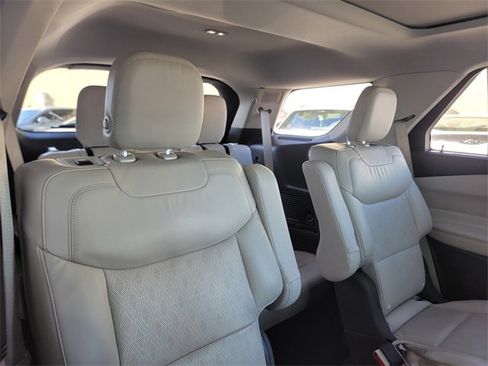 Used 2020 Ford Explorer Platinum w/ Premium Technology Package image 18