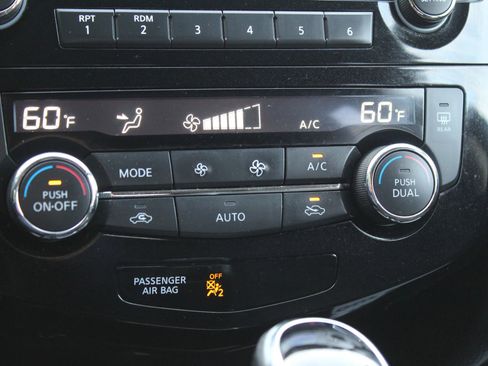 Used 2017 Nissan Rogue SV AWD/4WD image 34