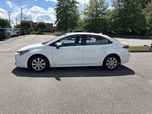 Used 2025 Toyota Corolla LE FWD image 4