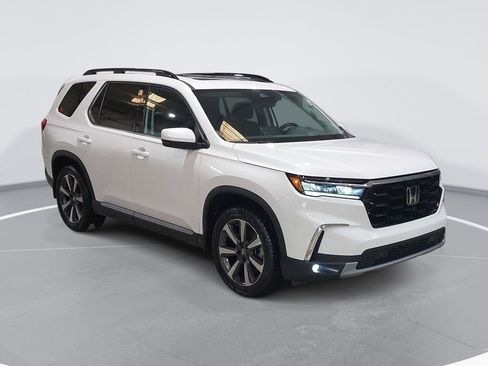 Used 2023 Honda Pilot Touring image 3