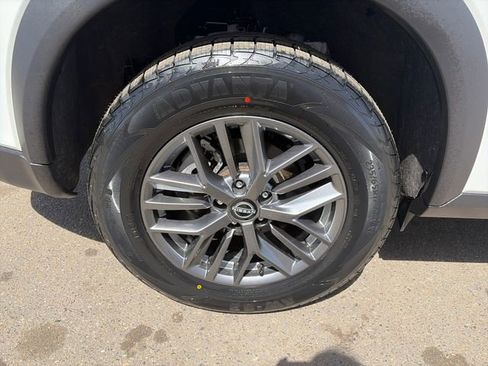 Used 2024 Nissan Rogue S AWD/4WD image 15