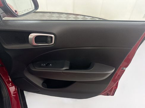 Used 2023 Hyundai Venue SEL image 31