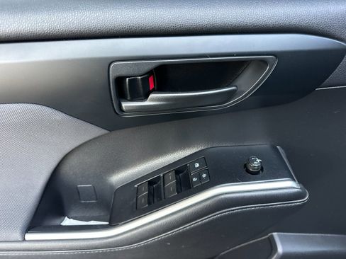 Used 2020 Toyota Highlander L image 10