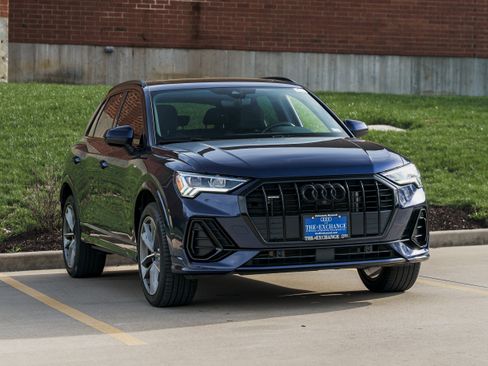 Used 2023 Audi Q3 2.0T Premium Plus w/ Premium Plus Package AWD/4WD image 2