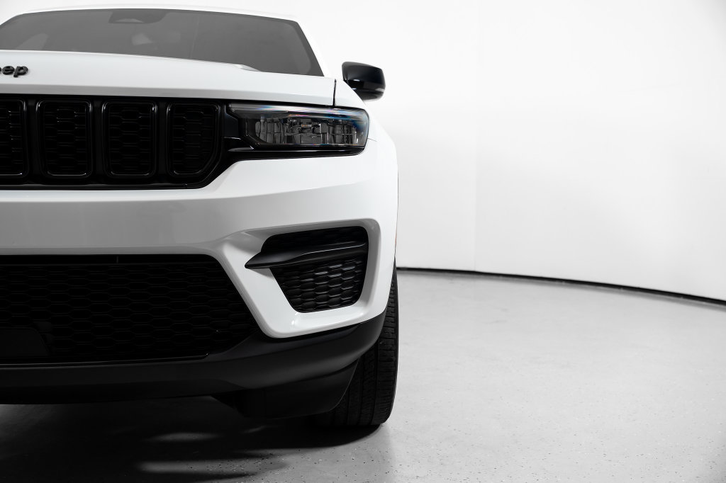 Used 2023 Jeep Grand Cherokee Altitude AWD/4WD image 20