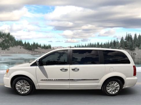 Used 2012 Chrysler Town & Country Limited FWD image 6