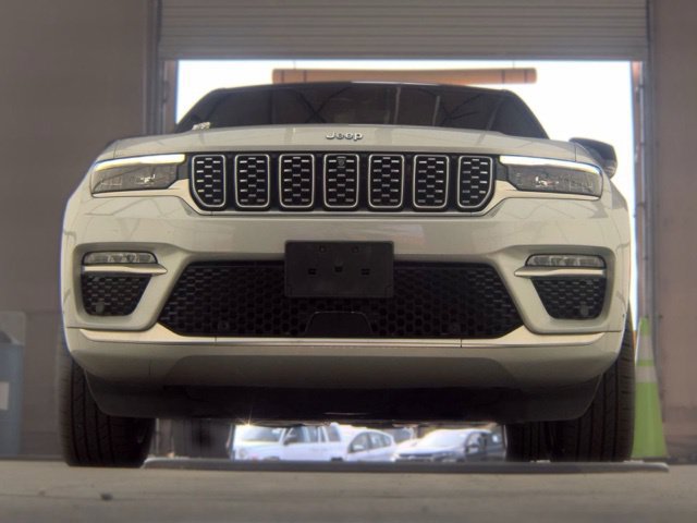 Used 2022 Jeep Grand Cherokee Summit AWD/4WD image 4