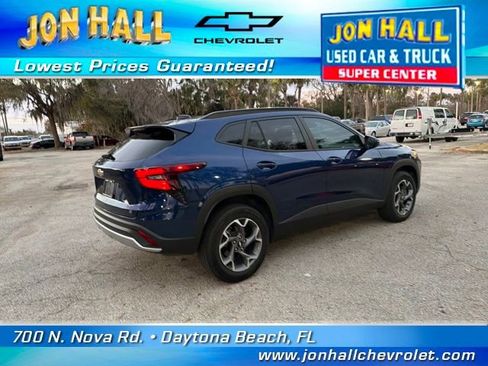 Used 2024 Chevrolet Trax LT w/ LT Convenience Package image 11