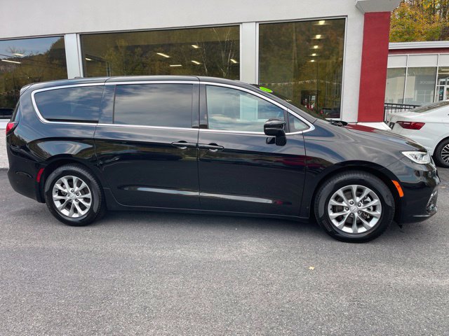 Used 2026 Chrysler Pacifica Limited FWD image 4