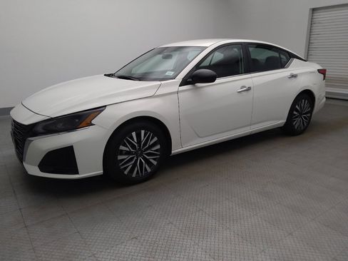 Used 2025 Nissan Altima 2.5 SV FWD image 2