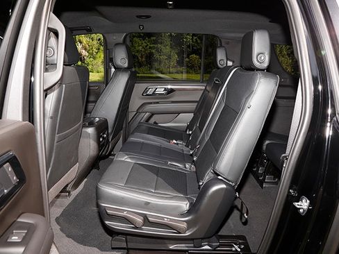 Used 2025 Chevrolet Suburban LS RWD image 22