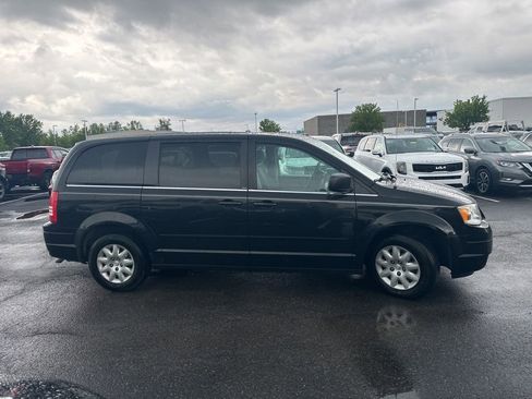 Used 2010 Chrysler Town & Country LX FWD image 12