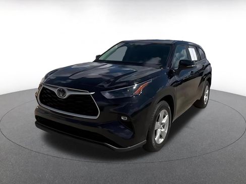 Used 2025 Toyota Highlander LE FWD image 7