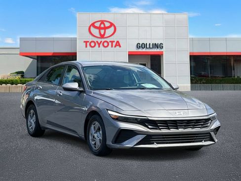 Used 2025 Hyundai Elantra SE w/ Cargo Package FWD image 7