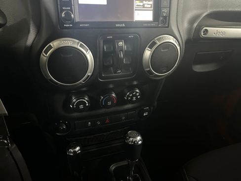 Used 2017 Jeep Wrangler Unlimited Rubicon w/ Connectivity Group image 69