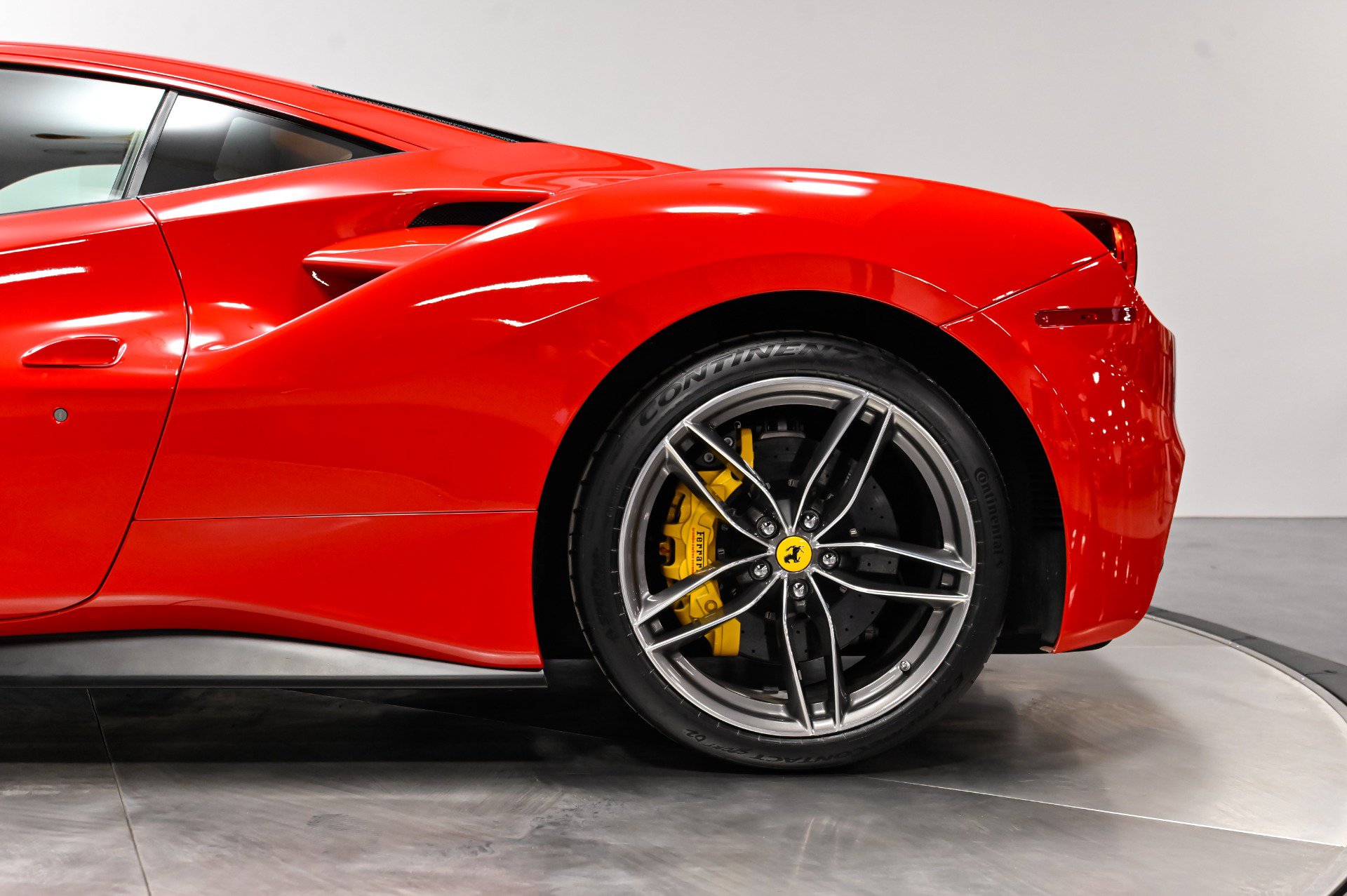 Used 2018 Ferrari 488 GTB RWD image 21