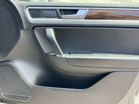 Used 2016 Volkswagen Touareg TDI AWD/4WD image 26