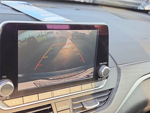 Used 2024 Nissan Altima 2.5 SV FWD image 8