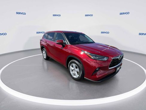 Used 2023 Toyota Highlander LE image 2