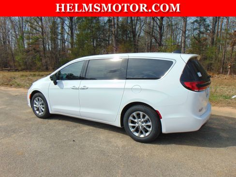 New 2026 Chrysler Pacifica Limited image 5