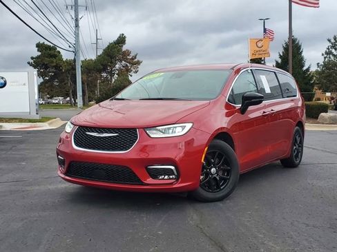 Certified 2024 Chrysler Pacifica Touring-L image 32