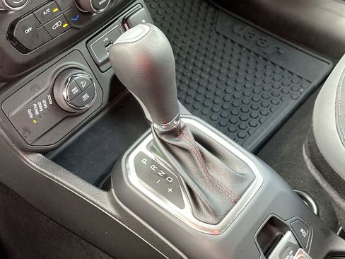 Used 2023 Jeep Renegade Trailhawk image 20