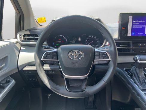 Used 2025 Toyota Sienna XLE FWD image 13
