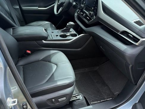 Used 2020 Toyota Highlander XLE FWD image 4