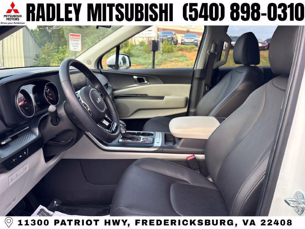 Used 2023 Kia Carnival LX FWD image 3