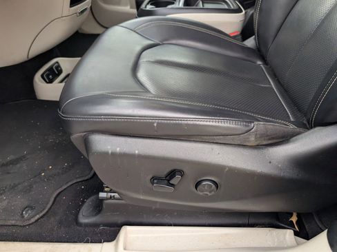 Used 2020 Chrysler Voyager Lxi image 14