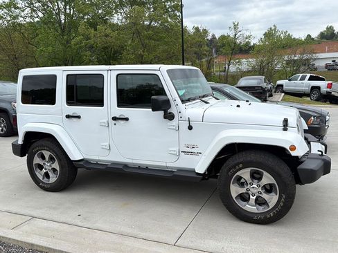 Used 2017 Jeep Wrangler Unlimited Sahara w/ Connectivity Group AWD/4WD image 2