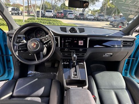Used 2023 Porsche Macan Turbo image 37