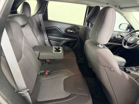 Used 2019 Jeep Cherokee Latitude w/ Popular Appearance Group FWD image 20