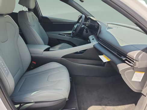New 2026 Hyundai Elantra Limited FWD image 18