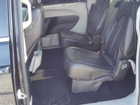 Used 2023 Chrysler Pacifica Touring-L FWD image 2