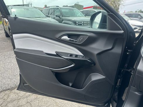 Used 2025 Chevrolet Trax LT FWD image 18